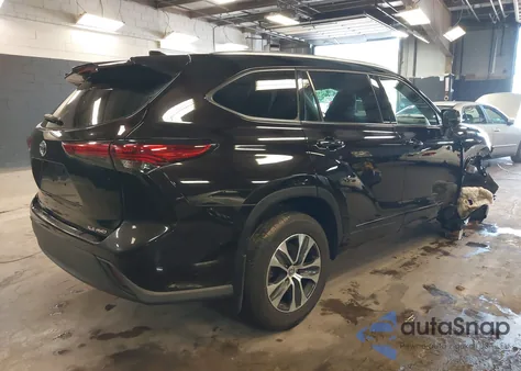 2021 Toyota Highlander Xle z USA, uszkodzony, nr VIN 5TDHZRBH1MS106203